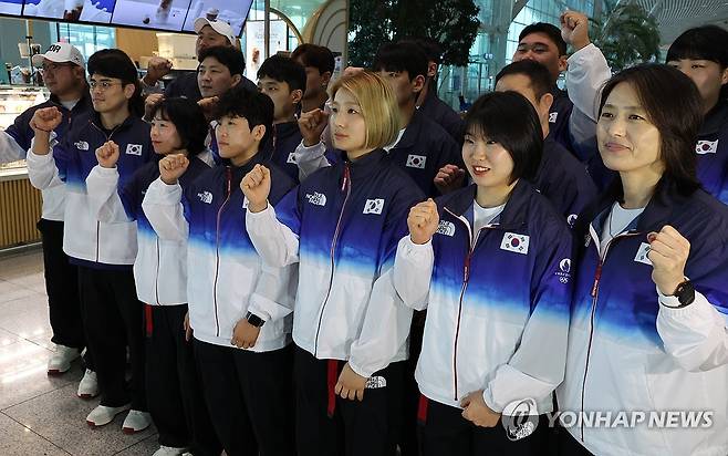 한국유도, 파리로 출발 (영종도=연합뉴스) 한상균 기자 = 파리올림픽 한국 유도대표팀 황희태, 김미정 감독과 선수들이 18일 출국 전 인천공항에서 기념촬영을 하고 있다. 2024.7.18 xyz@yna.co.kr