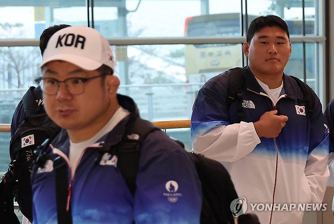 한국유도, 파리로 출발 (영종도=연합뉴스) 한상균 기자 = 파리올림픽 한국 유도대표팀 황희태 감독과 김민종 선수가 18일 인천공항에서 출국 준비를 하고 있다. 2024.7.18 xyz@yna.co.kr