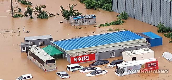 '이틀째 물폭탄' 수도권 대혼란…학교 휴업에 주민 대피령까지