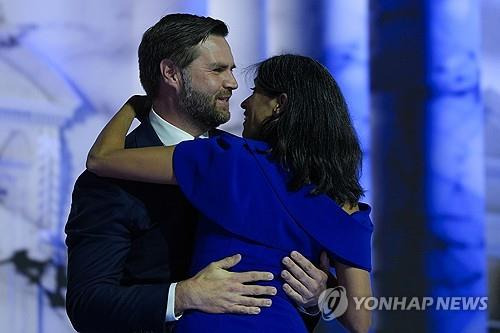 연설 무대서 부인 우샤 밴스와 포옹하는 밴스 미 공화 부통령 후보 [AP=연합뉴스]