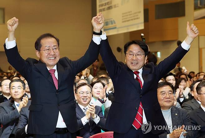 손 맞잡은 강기정(오른쪽)·홍준표 시장 [연합뉴스 자료사진]