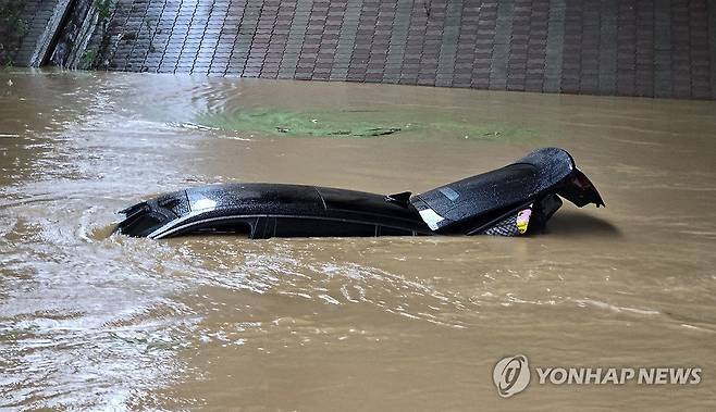 물에 잠긴 차량 (화성=연합뉴스) 수도권에 내린 폭우로 18일 오전 경기도 화성시 청원리 발안천 도로를 운행하던 차량이 물에 잠겨있다. 운전자는 무사히 탈출한 것으로 알려졌다. 2024.7.18 [화성시자율방재단제공. 재판매 및 DB금지] jeong@yna.co.kr