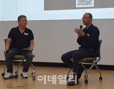 이승주 오름테라퓨틱 대표(오른쪽)는 장은현 스타셋인베스트먼트 대표(왼쪽)와 18일 오후 6시30분부터 판교 코리아바이오파크 지하 대강당에서 열린 ‘혁신신약살롱 판교’에서 창업 히스토리를 공유했다. (사진=이데일리 김새미 기자)