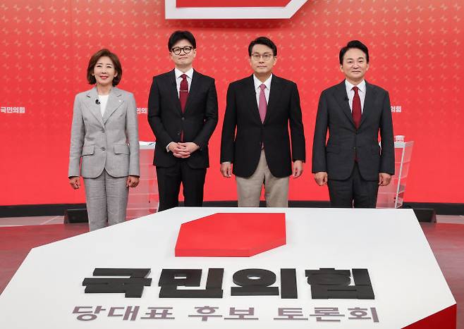 19일 서울 양천구 SBS 스튜디오에서 열린 국민의힘 제5차 전당대회 당대표 후보 방송토론회에 나선 나경원, 한동훈, 윤상현, 원희룡 후보가 기념촬영을 하고 있다. (사진=뉴스1)