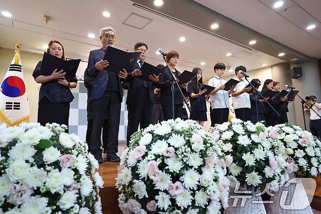 18일 오후 서울시교육청에서 열린 서이초 교사 순직 1주기 공동 추모식에서 학생,학부모,교원 대표가 공동 선언을 하고 있다. (공동취재) 2024.7.18/뉴스1 ⓒ News1 오대일 기자