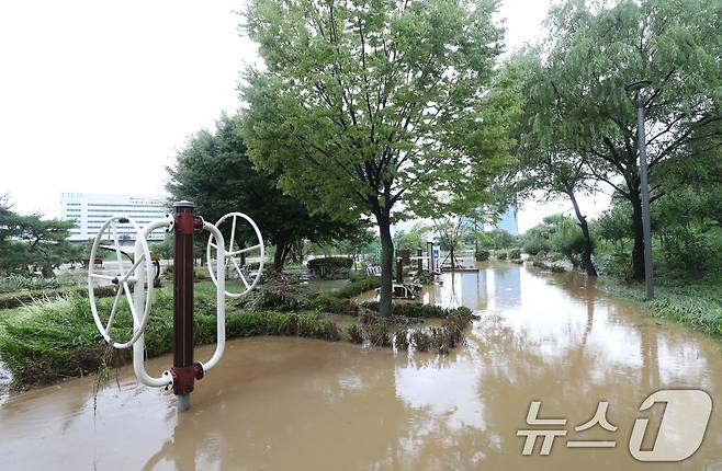 수도권 지역에 많은 비가 내린 18일 오후 경기 오산시 오산천이 폭우로 인해 범람해 있다. 2024.7.18/뉴스1 ⓒ News1 김영운 기자