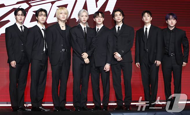 스트레이 키즈(Stray Kids) 리노(왼쪽부터)와 한, 아이엔, 필릭스, 방찬, 현진, 승민, 창빈이 19일 서울 영등포구 콘래드 호텔에서 열린 새 미니 앨범 'ATE'(에이트) 발매 기념 쇼케이스에서 포즈를 취하고 있다. 2024.7.19/뉴스1 ⓒ News1 권현진 기자