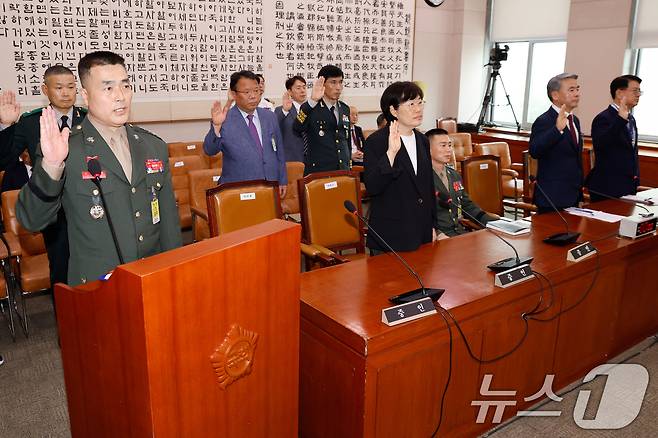 19일 서울 여의도 국회 법제사법위원회에서 열린 '윤석열 대통령 탄핵소추안 발의 요청' 국민동의 청원 관련 청문회에 증인으로 출석한 임성근 전 해병대 1사단장이 선서를 거부한 채 자리에 앉아 있다. 왼쪽부터 박정훈 전 해병대수사단장, 유재은 국방부 법무관리관, 임 전 사단장, 이종섭 전 국방부 장관, 최주원 경찰청 미래치안정책국장. 2024.7.19/뉴스1 ⓒ News1 안은나 기자