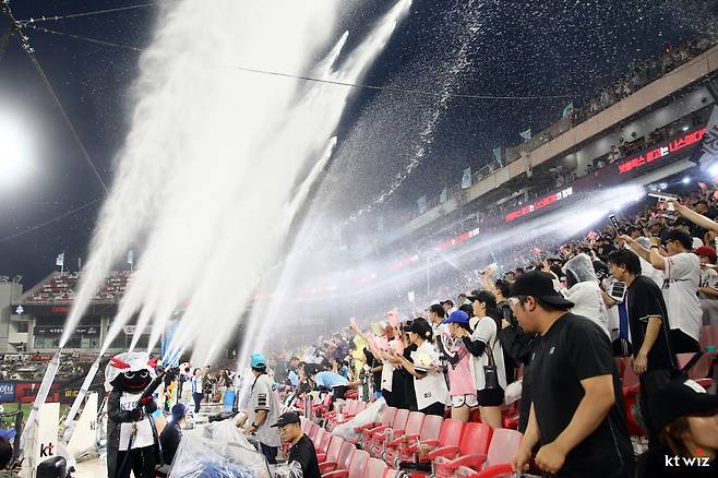 KT 위즈가 19일 경기 수원 케이티위즈파크에서 열린 2024 신한 SOL뱅크 KBO리그 NC 다이노스와의 홈 경기에서 워터 페스티벌을 진행했다. (KT 제공)