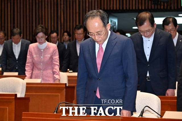 추경호 국민의힘 원내대표와 의원들이 19일 서울 여의도 국회에서 열린 의원총회에 참석해 채 상병과 순국선열, 호국영령에 대한 묵념을 하고 있다. / 남윤호 기자