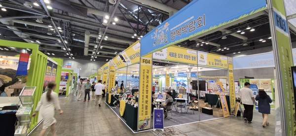 들러리로 따라 열린 두 개의 전시회가 없었더라면 이 행사는 '관광 박람회'가 아니었을 듯.