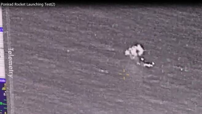 LIG넥스원이 개발한 비궁이 미국 하와이 인근 해상에서 실시된 미국 FCT의 표적 잔해를 타격하고 있다. 이날 비궁은 6발을 발사해 모두 표적을 명중시켰다. 잇단 타격으로 표적 전부가 침몰했으며 마지막 한발은 표적의 잔해까지 완파시킨 것으로 나타났다. [이미지출처=해군]