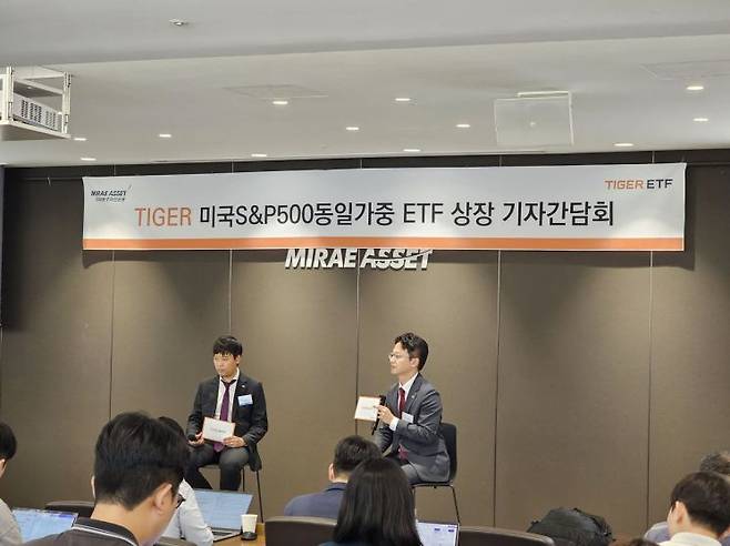 김남호 FICC ETF운용본부 본부장(왼쪽)과 이경준 전략ETF운용본부 본부장이 19일 을지로 미래에셋센터원에서 열린 기자간담회에서 ‘TIGER 미국S&P500 동일가중 ETF'에 대한 질의응답을 하고 있는 모습. 사진=유현석 기자