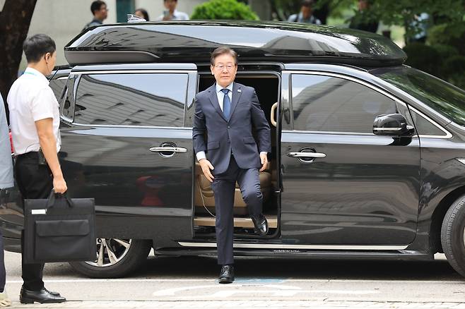 이재명 전 더불어민주당 대표가 19일 서울 서초구 서울중앙지방법원에서 열리는 '대장동 재판'에 출석하기 위해 차에서 내리고 있다. /연합뉴스