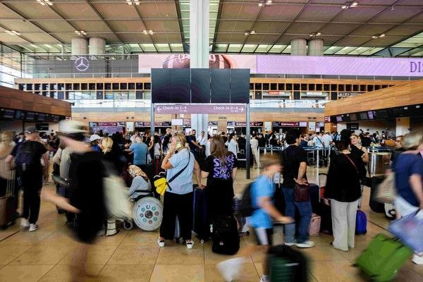 독일 베를린 공항 이착률 항공편 안내 화면이 꺼져 있다.ⓒAP/연합뉴스