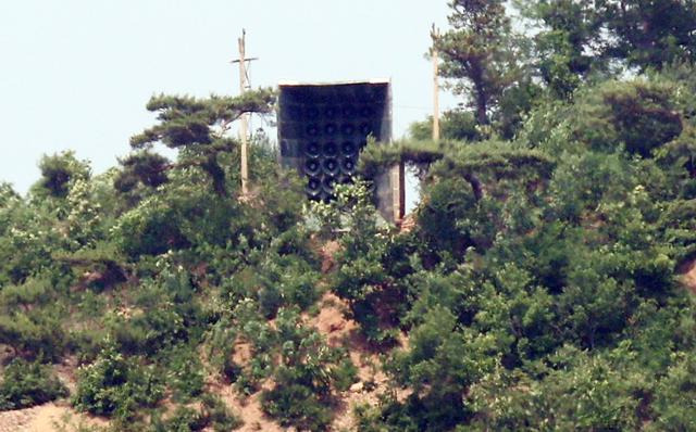 지난달 12일 오후 인천 강화군 송해면 당산리에서 바라본 북한 황해도 개풍군 야산의 대남 확성기. 뉴스1