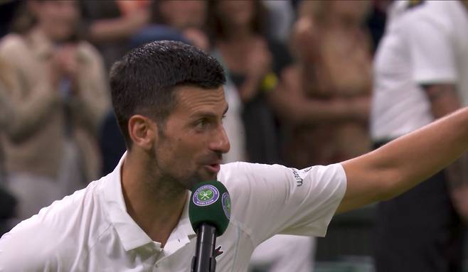 조코비치가 인터뷰에서 “have a goooooooood night”를 외치는 장면. 그가 “굿~~~나잇”을 3번 연속해 말하자 경기장은 환호와 야유가 터져 나왔다. 윔블던 홈페이지 TV 캡처