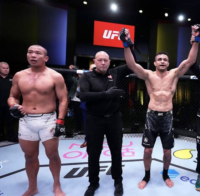 UFC 4연승을 달리던 박준용이 무니즈에게 졌다. 판정단 2명이 무니즈의 손을 들어줬다. 사진=UFC 코리아 SNS