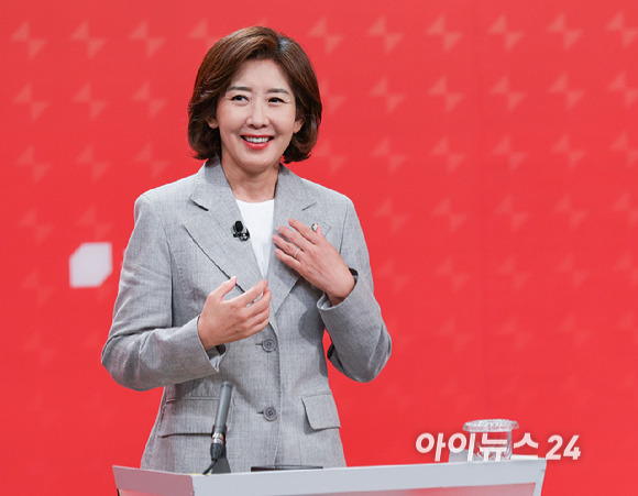 19일 서울 양천구 SBS 스튜디오에서 열린 국민의힘 제5차 전당대회 당대표 후보 방송토론회에 나선 나경원 후보가 방송 준비를 하고 있다. [사진=국회사진취재단]