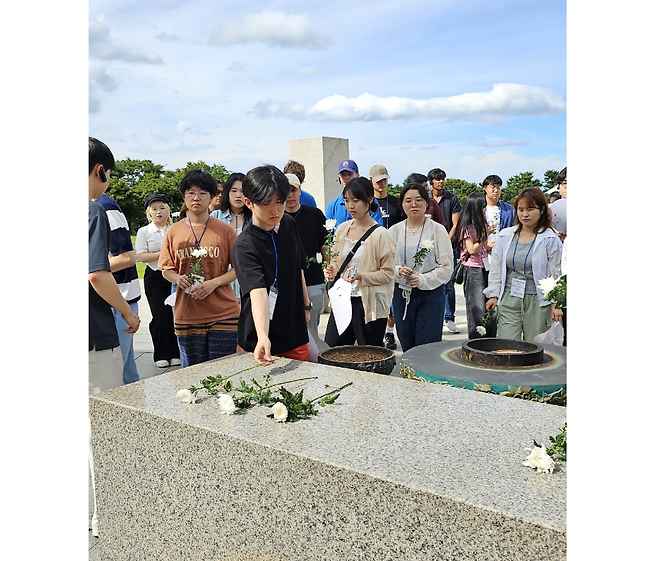 제주4·3평화재단의 국내외 대학생 4·3평화캠프에 참가한 국내외 대학생들이 4·3평화공원 위령제단에 헌화를 하는 모습. (4·3평화재단 제공)