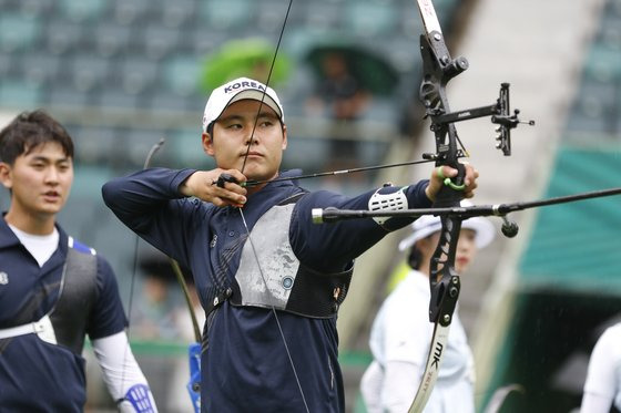 세 번의 도전 끝에 꿈에 그리던 2024 파리올림픽 무대를 밟게 된 양궁 국가대표 이우석. “개인전도 욕심나지만 단체전 2연패를 이루는 게 첫 번째 목표”라고 말했다. [연합뉴스]