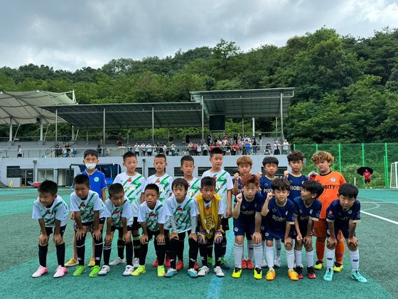 중국 베이징을 연고지로 삼아 활동 중인 하이키커 선발팀이 제천의림지 축구 페스티벌에서 압도적인 기량을 선보이며 3,4학년부를 제패해 눈길을 끌었다. 사진 한국유소년축구협회