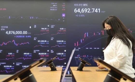 서울 강남구 업비트 라운지 전광판의 비트코인 가격. 연합뉴스