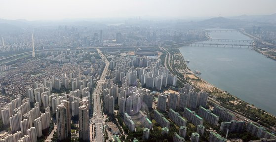 서울스카이 전망대에서 서울 송파구 잠실동과 강남구 일대 아파트 단지가 보이고 있다. 뉴스1