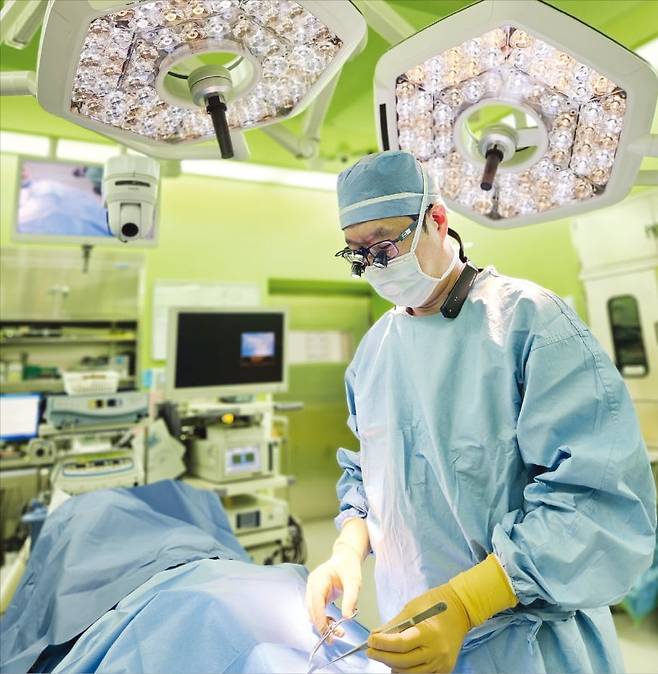 권성근 서울대병원 이비인후과 교수가 기도 환자 수술을 집도하고 있다.  /서울대병원 제공