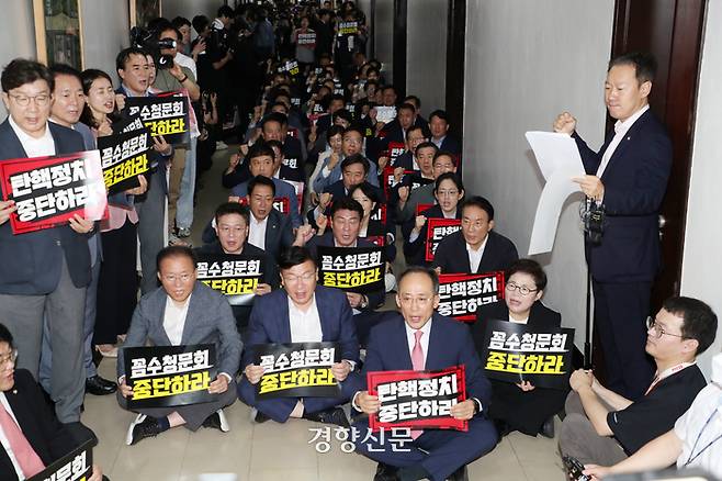 추경호 국민의힘 원내대표와 소속의원들이 19일 국회 법사위 회의실 앞에서 ‘탄핵정치 중단하라’ 피켓을 들고 구호를 외치고 있다. 박민규 선임기자