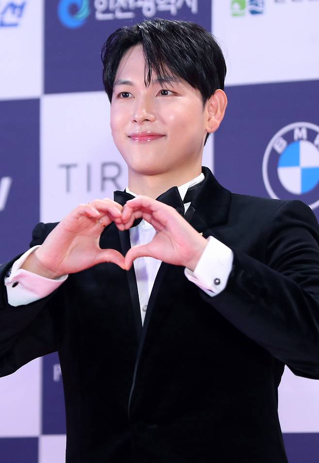 Actor Im Si-wan poses for a photo on the red carpet at the 3rd Blue Dragon Series Awards, which took place on Friday at Paradise City in Incheon. (Newsis)