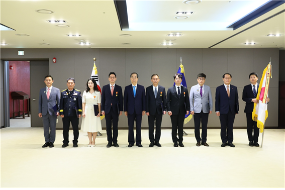 시상식은 어제(18일) 정부세종청사 1동 의전행사실에서 열렸다.부산시