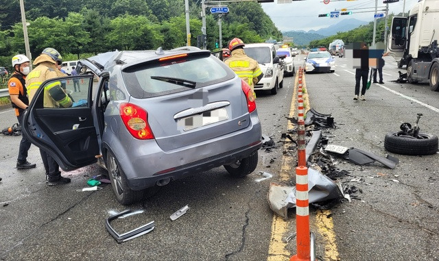 18일 오전 11시30분쯤 경남 밀양시 초동면 성만교차로에서 발생한 코란도SUV와 화물차 충돌사고 현장. 독자 제공