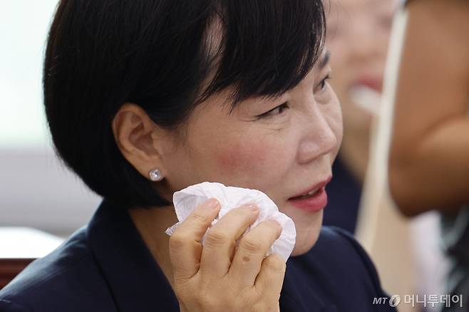 (서울=뉴스1) 안은나 기자 = 채상병 순직 1주기인 19일 오전 서울 여의도 국회 법제사법위원회에서 열린 '윤석열 대통령 탄핵소추안 즉각 발의 요청에 관한 청원 관련 1차 청문회'에서 전현희 의원이 정청래 위원장과 국민의힘 항의 속 위원장실을 나서다 오른쪽 뺨에 난 상처를 진정시키고 있다. 2024.7.19/뉴스1  Copyright (C) 뉴스1. All rights reserved. 무단 전재 및 재배포,  AI학습 이용 금지. /사진=(서울=뉴스1) 안은나 기자