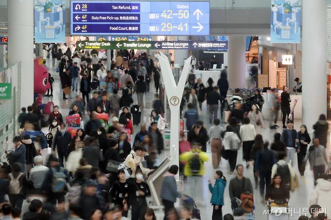 [인천공항=뉴시스] 조성우 기자 = 인천국제공항의 하루 이용객 수가 코로나19 이후 4년 만에 20만 명을 넘어섰다. 인천공항공사에 따르면 지난 14일 인천공항의 일일 여객이 20만2554명으로 잠정 집계했다. 이는 코로나19 펜데믹 영향으로 인천공항의 이용객이 20만 명 이하로 떨어진 지난 2020년1월27일(20만948명) 이후 만 4년 만이다. 16일 오후 인천국제공항 제1여객터미널 면세구역이 인파로 북적이고 있다. 2024.01.16. xconfind@newsis.com /사진=조성우