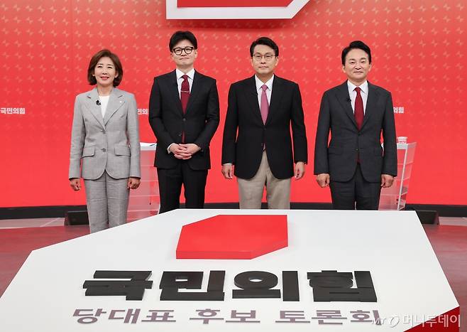 19일 서울 양천구 SBS 스튜디오에서 열린 국민의힘 제6차 전당대회 당대표 후보 방송토론회에 나선 나경원, 한동훈, 윤상현, 원희룡 후보가 기념촬영을 하고 있다. 2024.07.19. /사진=뉴시스 /사진=고승민