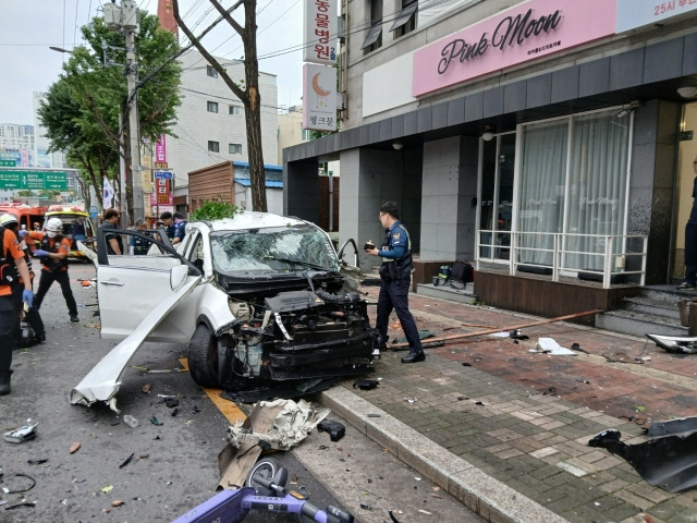 17일 대구 신천동에서 일어난 음주운전 사고 차량[경찰 제공]