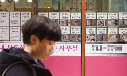 서울시내 한 대학 앞 부동산에 오피스텔 월세가격이 붙어 있다. 이상섭 기자