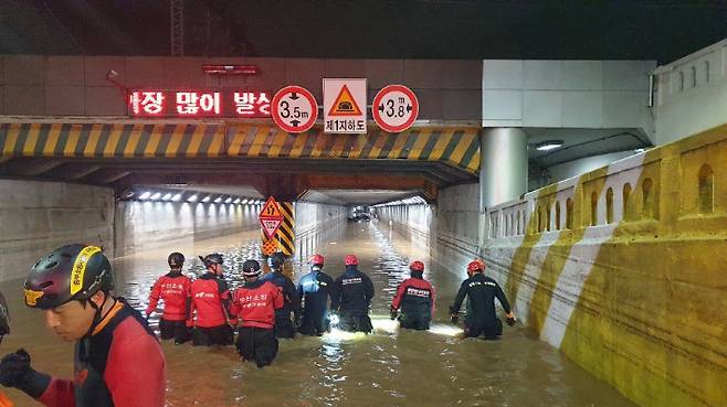 초량지하차도 참사 당시 폭우로 일대가 침수된 모습. 부산경찰청 제공