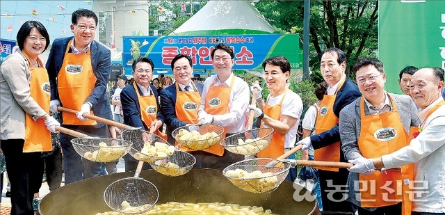 강원 원주 문막농협 제12회 원주쌀 ‘토토미’와 찰옥수수 축제 개막식에서 박정하 국민의힘 의원(오른쪽 두번째부터), 박영훈 농협중앙회 감사위원장, 김진태 강원도지사, 원강수 원주시장, 곽후신 문막농협 조합장, 김경록 강원농협본부장 등이 대형 가마솥에서 찐 옥수수를 꺼내 들어 보이고 있다.