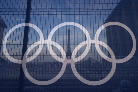 Paris Olympics - 18일(현지시간) 프랑스 파리 에펠탑 맞은편의 한 빌딩에 올림픽을 상징하는 오륜기가 새겨져 있다. 파리 AP 연합뉴스