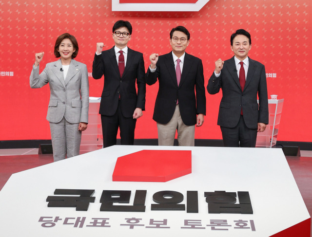 19일 서울 양천구 SBS 스튜디오에서 열린 국민의힘 제5차 전당대회 당 대표 후보 방송 토론회에 나선 나경원(왼쪽부터), 한동훈, 윤상현, 원희룡 후보가 기념 촬영하고 있다. 연합뉴스