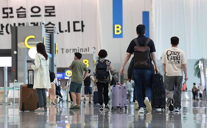 지난 17일 인천국제공항 제2여객터미널 출국장에서 휴가철을 맞은 여행객들이 탑승 수속을 위해 이동하고 있다. ⓒ 연합뉴스