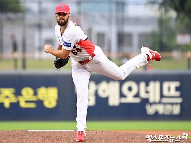 20일 오후 광주기아챔피언스필드에서 열린 '2024 신한 SOL Bank KBO리그' LG 트윈스와 KIA 타이거즈의 경기, 1회초 KIA 선발투수 알드레드가 공을 힘차게 던지고 있다. 엑스포츠뉴스 DB