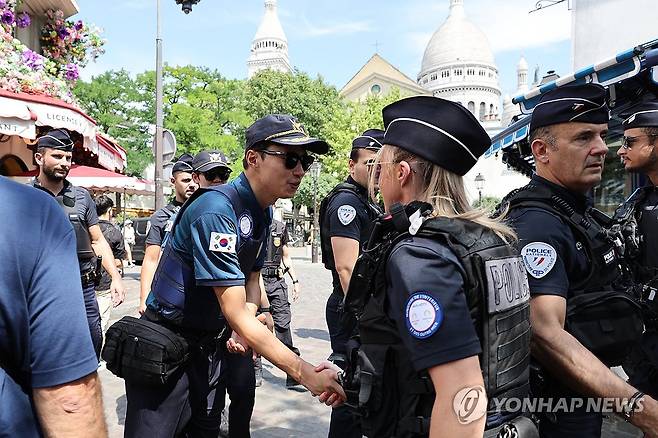 프랑스 경찰과 순찰 나선 한국 경찰 (파리=연합뉴스) 임화영 기자 = 2024 파리올림픽 치안을 위해 프랑스 현지에 파견된 한국 안전지원단 소속 경찰관들이 18일(현지시간) 오후 프랑스 파리 몽마르트르 언덕 인근에서 프랑스·브라질 경찰들과 순찰을 하고 있다. 2024.7.19 hwayoung7@yna.co.kr