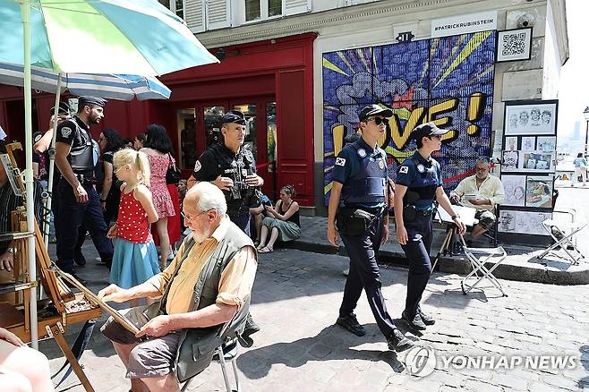 프랑스 경찰과 순찰 나선 한국 경찰 (파리=연합뉴스) 임화영 기자 = 2024 파리올림픽 치안을 위해 프랑스 현지에 파견된 한국 안전지원단 소속 경찰관들이 18일(현지시간) 오후 프랑스 파리 몽마르트르 언덕 인근에서 프랑스·브라질 경찰들과 순찰을 하고 있다. 2024.7.19 hwayoung7@yna.co.kr