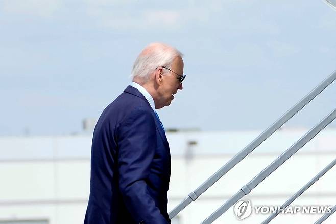 전용기 계단을 오르는 조 바이든 미국 대통령 [AFP 연합뉴스 자료사진]