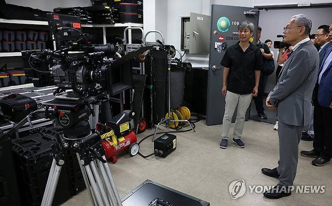 한국영화아카데미 시설 둘러보는 유인촌 장관 (서울=연합뉴스) 유인촌 문화체육관광부 장관이 19일 부산 수영구 한국영화아카데미를 방문해 시설을 둘러보고 있다. 2024.7.19 [문화체육관광부 제공. 재판매 및 DB 금지] photo@yna.co.kr