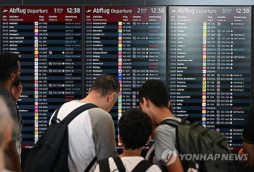 독일 베를린 공항에서 발 묶인 승객들 [AFP=연합뉴스. 재판매 및 DB 금지]