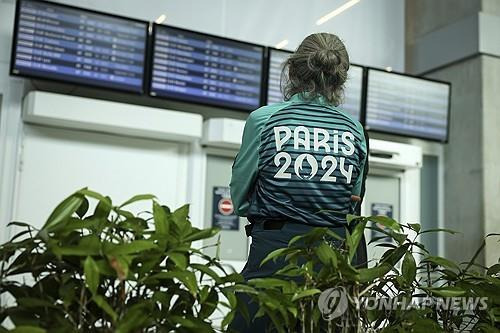 IT 대란에 항공 운항 차질 (파리 AP=연합뉴스) MS발 IT 대란이 벌어진 19일(현지시간) 한 파리올림픽 자원봉사자가 샤를 드골 공항에서 항공기 도착 스케줄을 살펴보고 있다. 2024.07.19.